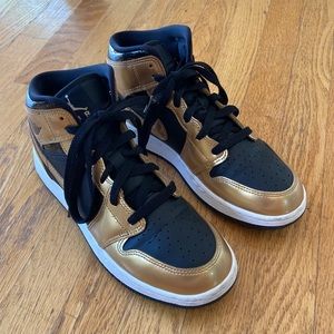 Air Jordan Nike kids black and gold 6 Y